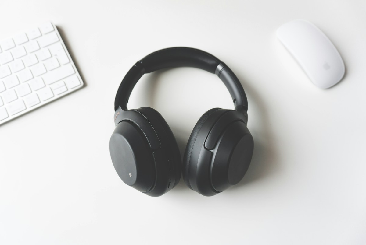 Casque audio sur un bureau